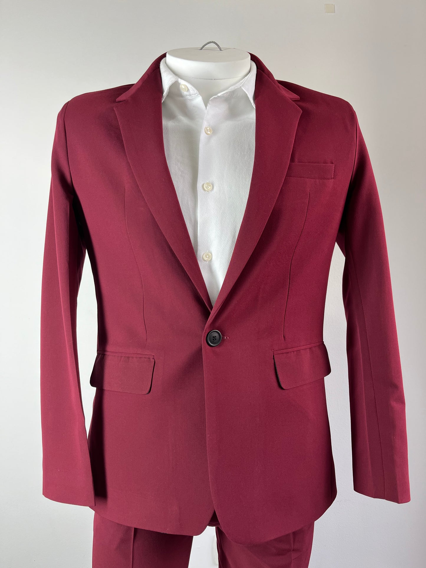 Traje Vinotinto