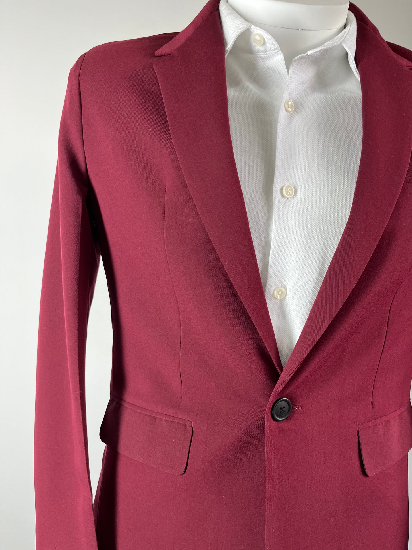 Traje Vinotinto
