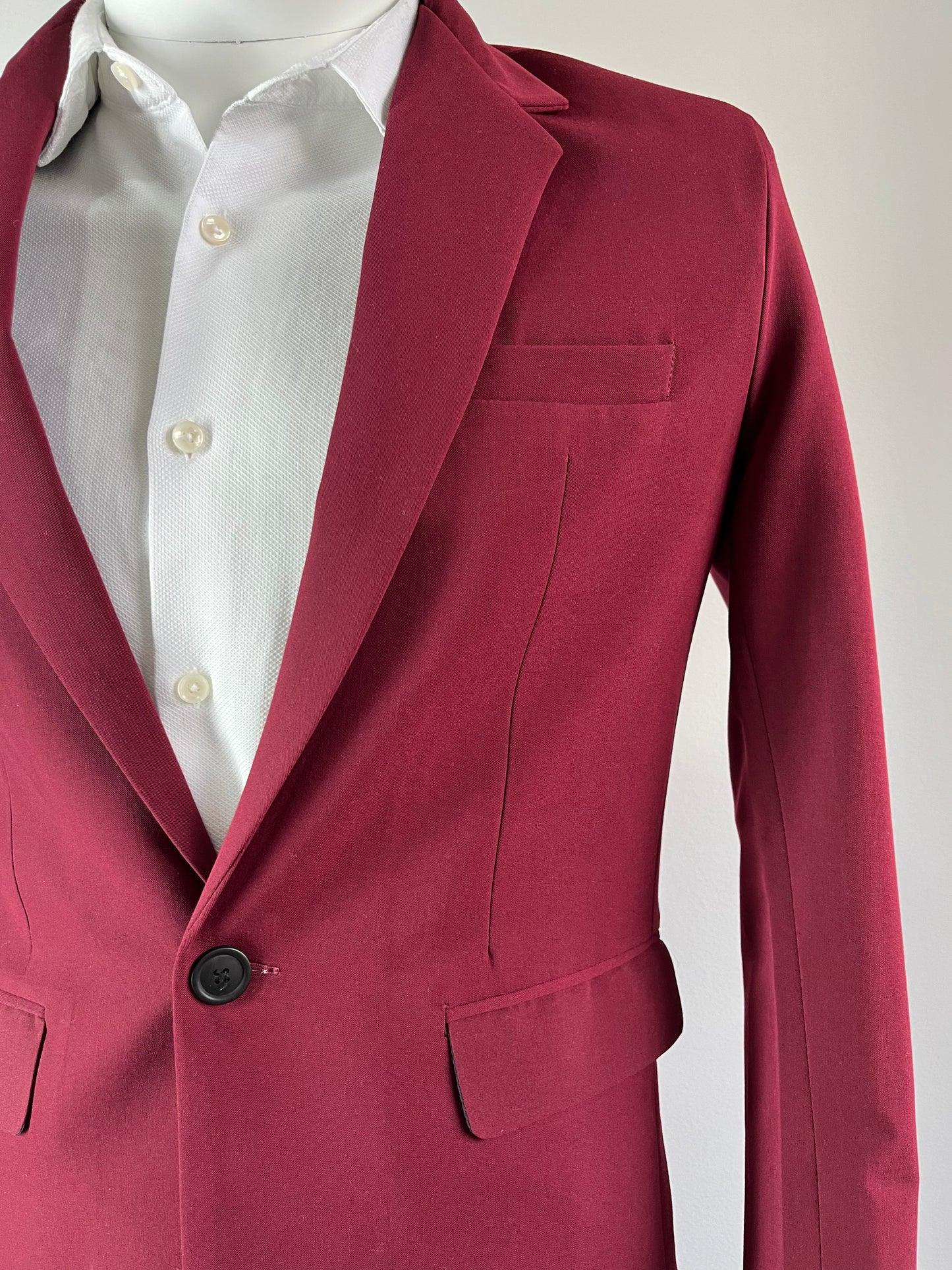 Traje Vinotinto