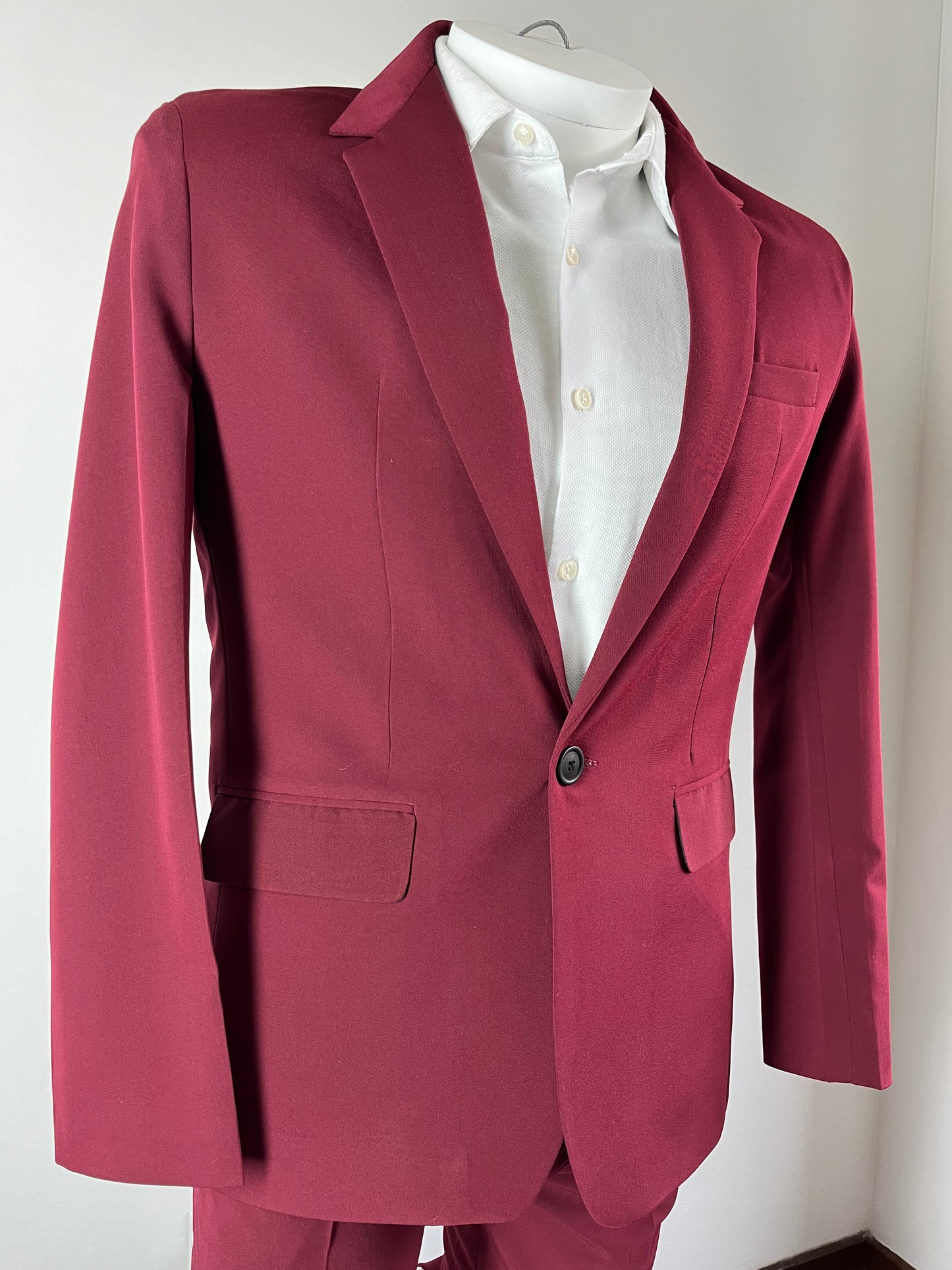 Traje Vinotinto
