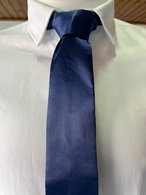 Corbata azul brillante