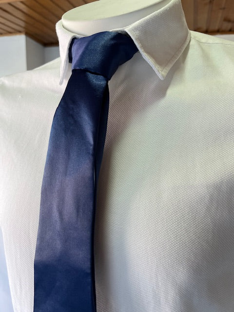 Corbata azul brillante