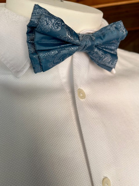 Corbatín azul con visos blancos