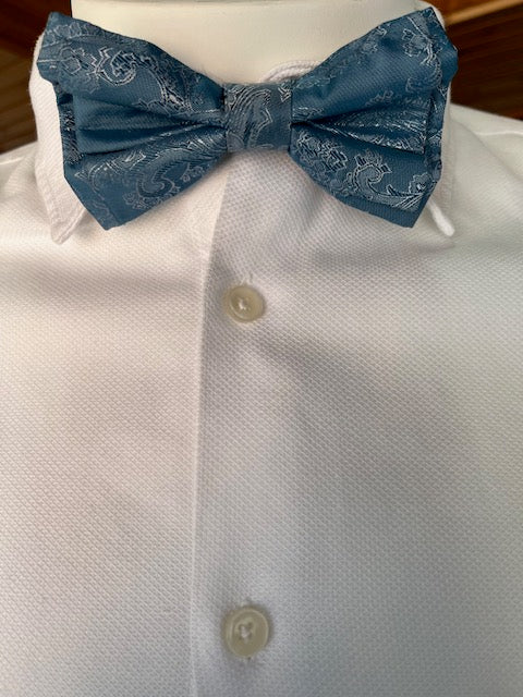 Corbatín azul con visos blancos