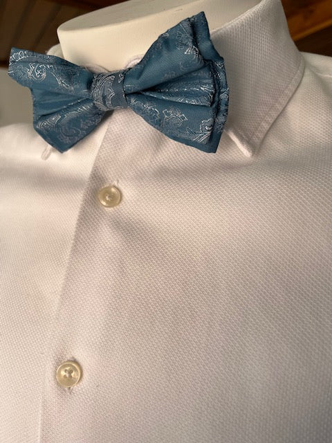 Corbatín azul con visos blancos
